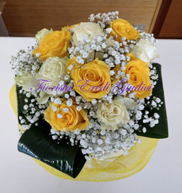 Bouquet con rose gialle e bianche