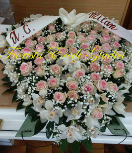 Cuore XXL di rose rosa e orchidee cymbidium bianche