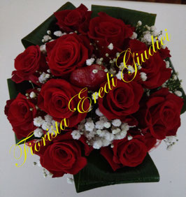 Bouquet con 12 rose rosse(cm 40) con cuore