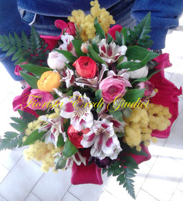 Bouquet con mimosa, alstroemerie e ranuncoli