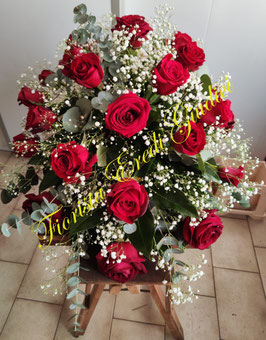 Testata con rose rosse e gypsophila