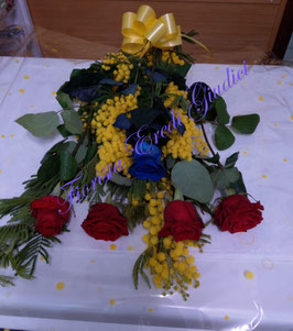 Mazzo mimosa con 5 rose