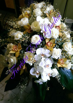 Mezzo cofano con rose avorio, cymbidium giallo, rami di phalaenopsis, ginestra e foglie di aspidistra