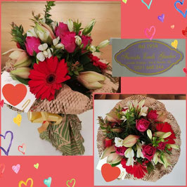 Bouquet con rose fuxia, amaryllis, alstroemerie e gerbere rosse