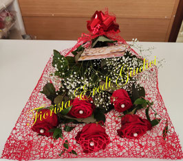 Mazzo con 5 rose rosse (70cm) e PERLE, gypsophila, aspidistra e rete