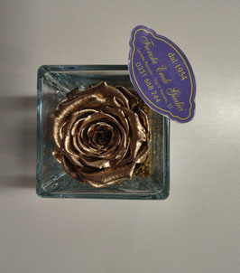 Cubo di vetro con rosa stabilizzata oro
