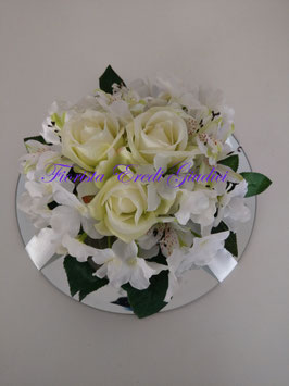 Centrotavola con rose, ortensie, alstroemerie e verde