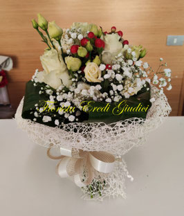 Bouquet con rose, lisianthus e iperico