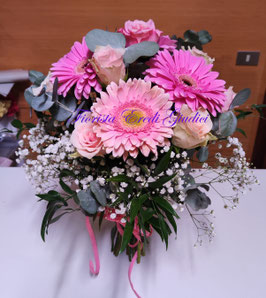 Bouquet con rose rosa e gerbere rosa e fuxia