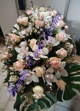 Mezzo cofano con rose rosa, dendrobium bianco, wax e foglie di monstera