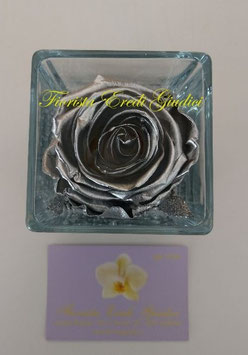 Cubo di vetro con rosa stabilizzata argento