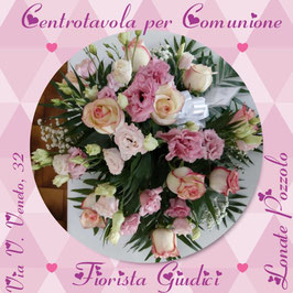 Centrotavola con rose e lisianthus