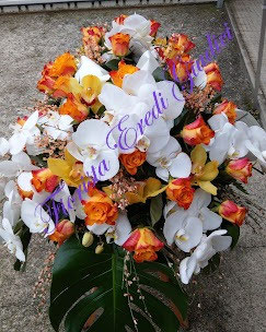 Mezzo cofano con rose giallo-arancio, cymbidium giallo, phalaenopsis bianco, ginestra e foglie di monstera