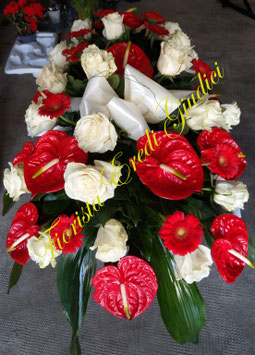 Mezzo cofano con rose avorio, anthurium rossi, gerbere rosse e foglie di aspidistra