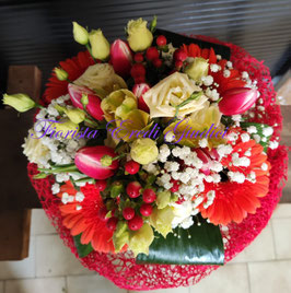 Bouquet con tulipani, rose, lisianthus, gerbere e iperico