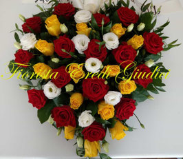 Cuore di rose rosse e gialle, lisianthus