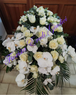 Mezzo cofano con rose avorio e phalaenopsis bianco