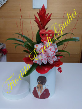 FLOWERBOX con pianta di bromelia, rami di betulla e cuore