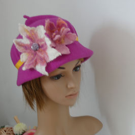 Chapeau cloche en laine feutrée fuchsia. Fleurs en feutre feutrée à la main