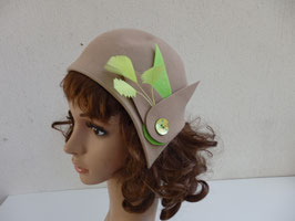 Bibi beige vintage à plumes vertes