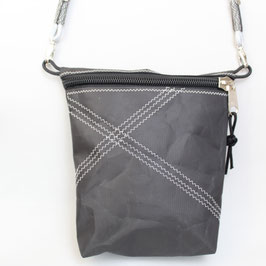Kleine Tasche schwarz "Nähte" mit silberem Tau