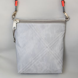 Kleine Tasche grau "Nähte" mit marineblau/weißem Tau