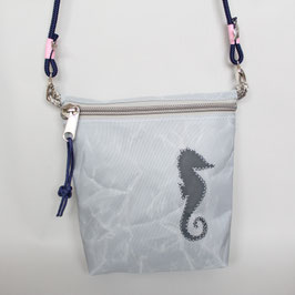 Kleine Tasche grau "Seepferdchen" mit marineblauem Tau