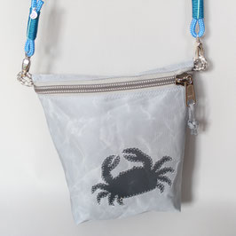 Kleine Tasche grau "Krebs" mit hellblauem Tau
