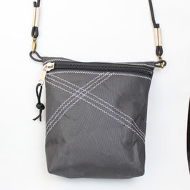 Kleine Tasche schwarz "Nähte" mit schwarzem Tau