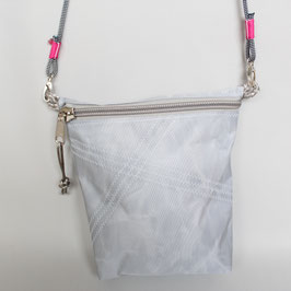 Kleine Tasche grau "Nähte 2" mit marineblau/weißem Tau