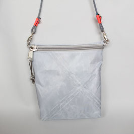 Kleine Tasche grau "Nähte" mit marineblau/weißem Tau