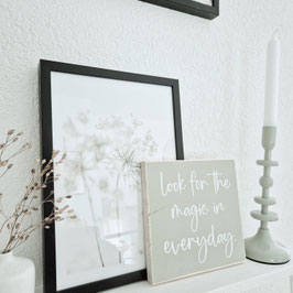 Schild "Look for the magic"