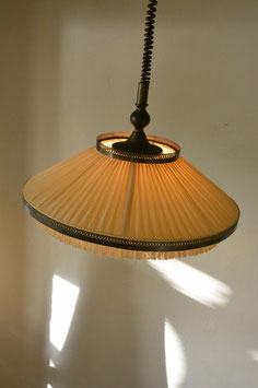 Hanglamp jaren 50, stof plissé met hout en koperen ornament