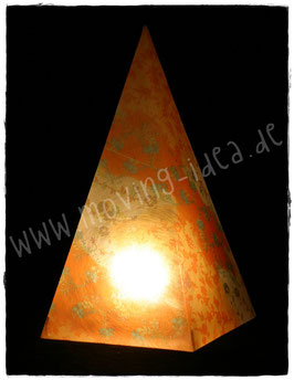 Pyramidenlampe mit Blumenmuster