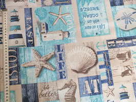 Dekostoff mit Muscheln und Leuchtturm