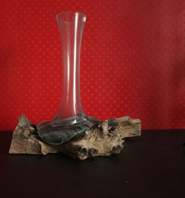 Glazen druppelvaas op hout