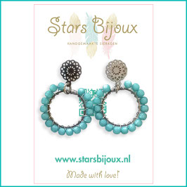 Oorbellen geregen met 4 mm glaskralen aqua / zilverkleurig