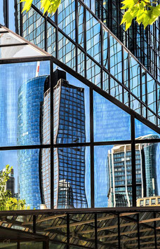 Frankfurt im Spiegel des Eingangsportals der Deutschen Bank