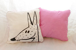 Coussin rose avec illustration originale ours ou loup