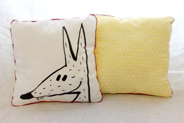 Coussin jaune avec illustration originale loup