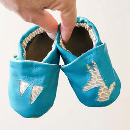 Chaussons bébé en cuir bleu motifs graphiques gris