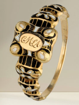 Antique 18k gold enamel ring with secret compartment, circa 1780–1820