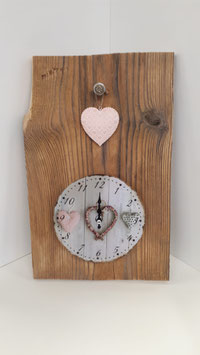 Altholzbrett mit Shabby Chic Uhr und rosa Herz