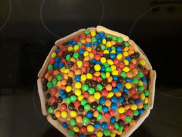 stroopwafel taart met m&m's jam chocolade saus met gesmolte marshmellow en lange vingers 10 tot 12 personen