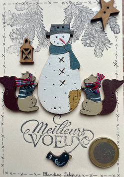 Carte postale "Bonhomme de neige, écureuils, lanterne"