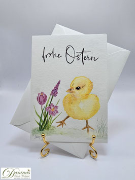 Küken mit Frühlingsblumen
