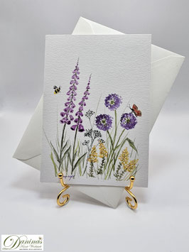 Wildblumenwiese mit Schmetterling und Hummel