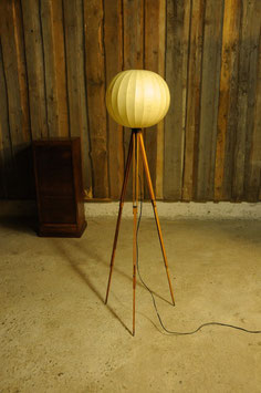 Cocoon Stehlampe mit antikem Holzstativ