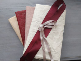 リボンやラッピングペーパーなど