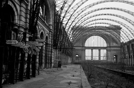 Blick in die Halle des stillgelegten Lehrter Bahnhofs in Berlin 1956.